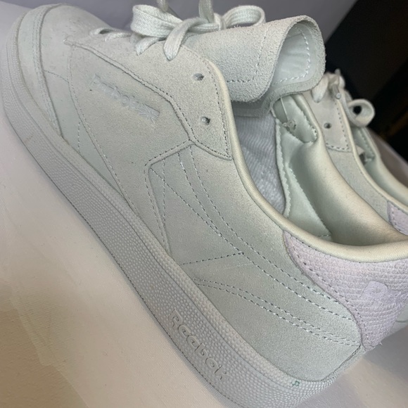 Reebok - Picture 2 of 5